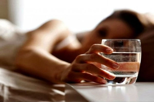 Όχι νερό από το ποτήρι που έχετε δίπλα σας τη νύχτα! – Δείτε γιατί